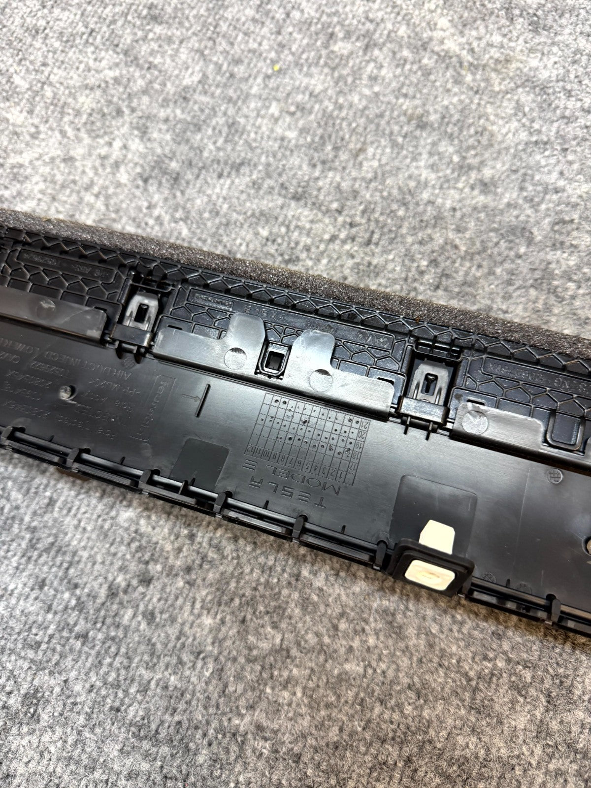20-24 TESLA MODEL Y DASH FRONT RIGHT AIR VENT GRILLE COVER PANEL OEM,108332500