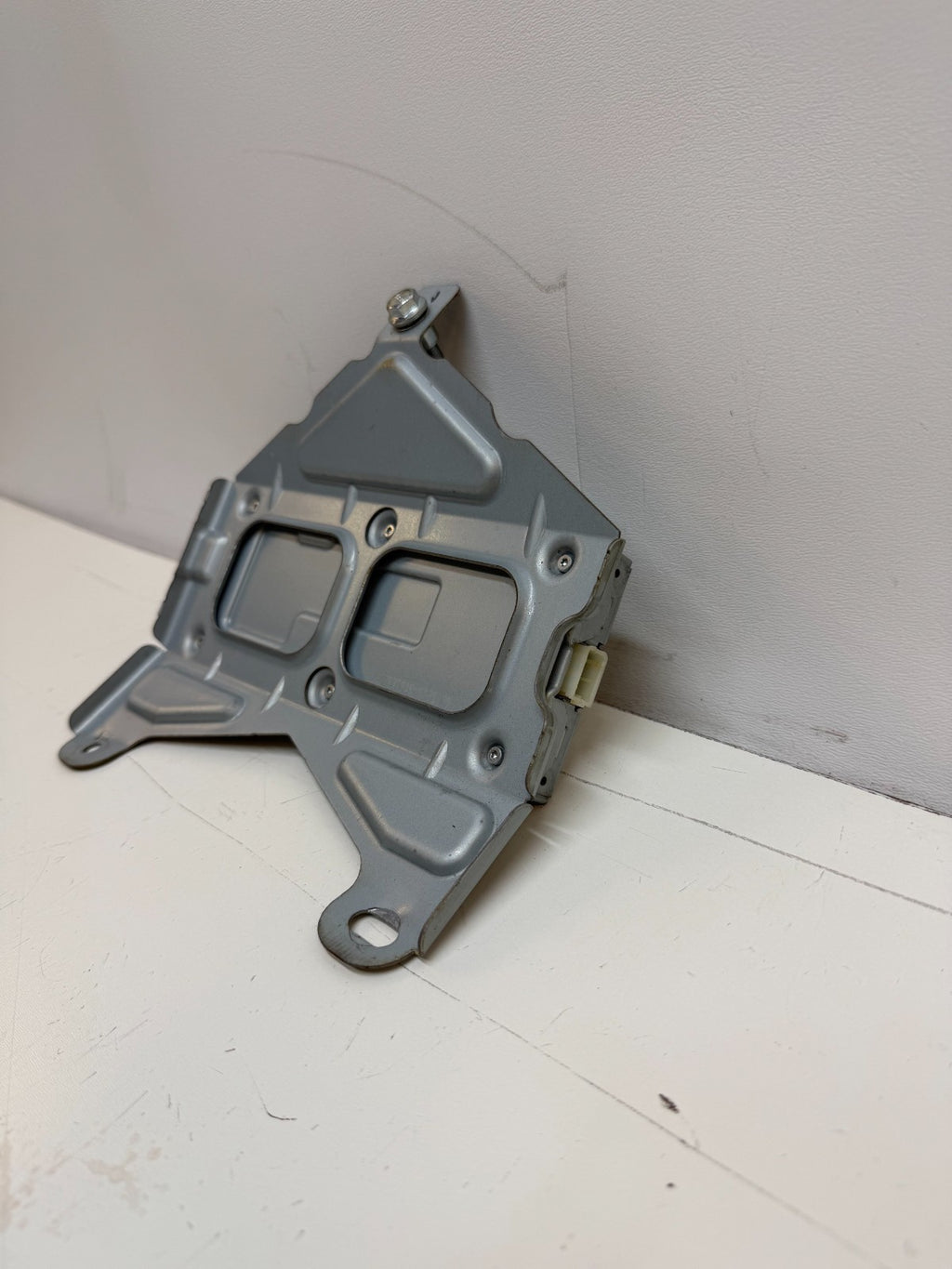 2020-2023 TESLA MODEL Y RADIO RECEIVER MODULE 1527974-00-D
