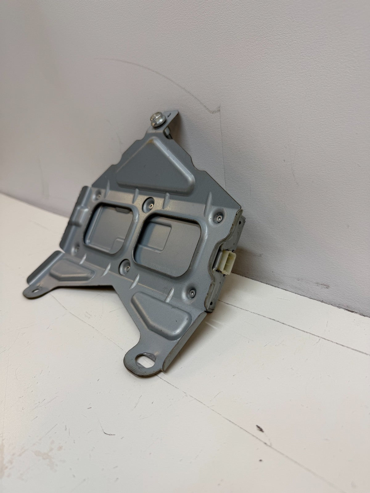 2020-2023 TESLA MODEL Y RADIO RECEIVER MODULE 1527974-00-D
