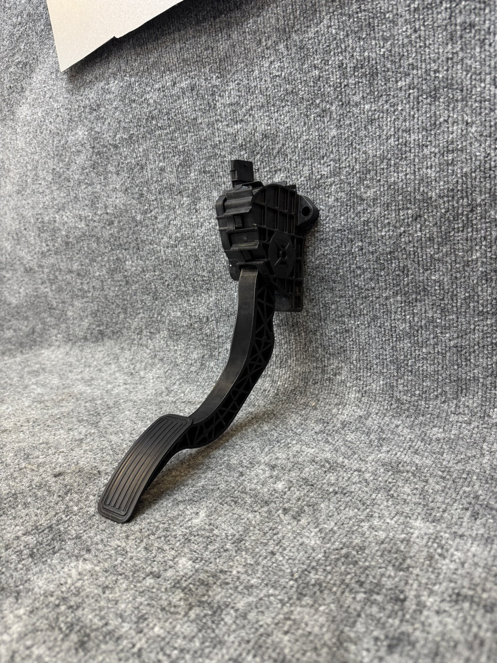 2020 - 2024 TESLA MODEL Y GAS PEDAL ACCELERATOR THROTTLE SENSOR OEM 1188695-00-A