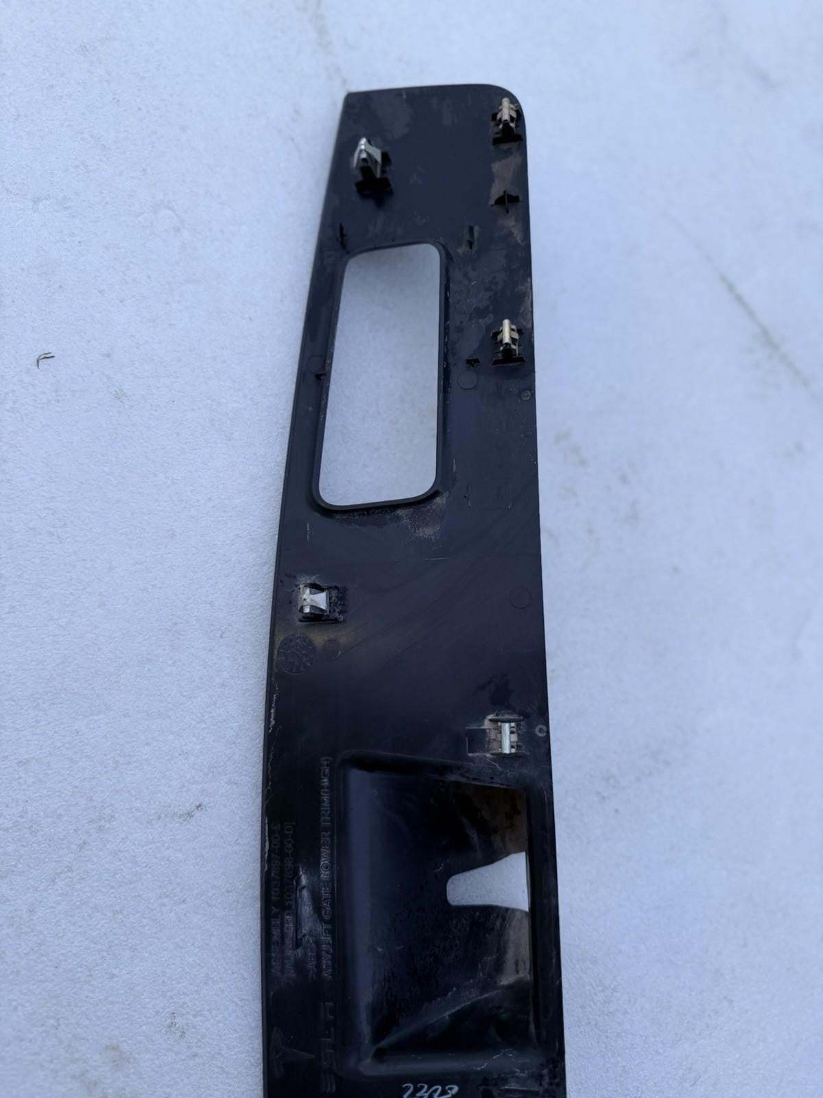 ♦️16-20 TESLA MODEL X REAR LIFTGATE LOWER COVER W/CONTROL SWITCH OEM, 103789700E