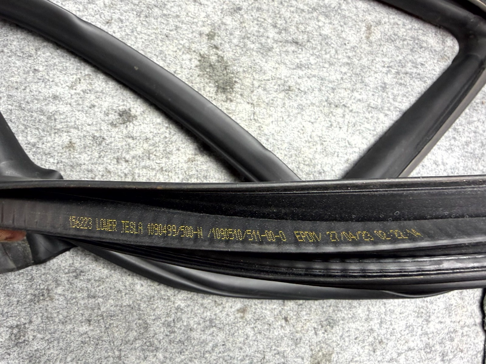 ♦️2017 - 2023 TESLA MODEL 3 FRONT LEFT BODY SEAL WEATHERSTRIP OEM, 1090510-00-O