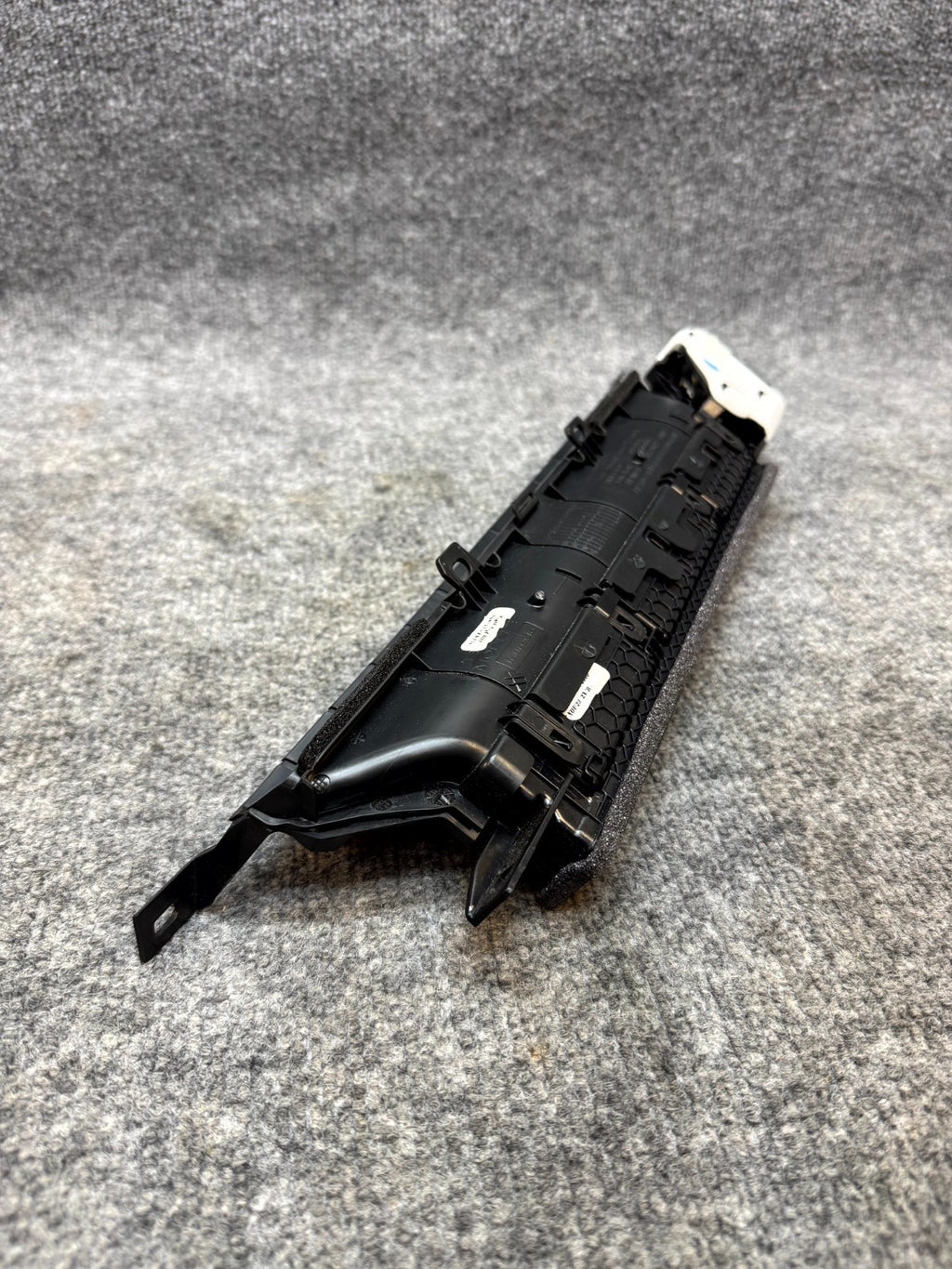 2017–2023 TESLA MODEL 3 FRONT RIGHT AIR VENT GRILLE COVER TRIM OEM, 1083325-00-G