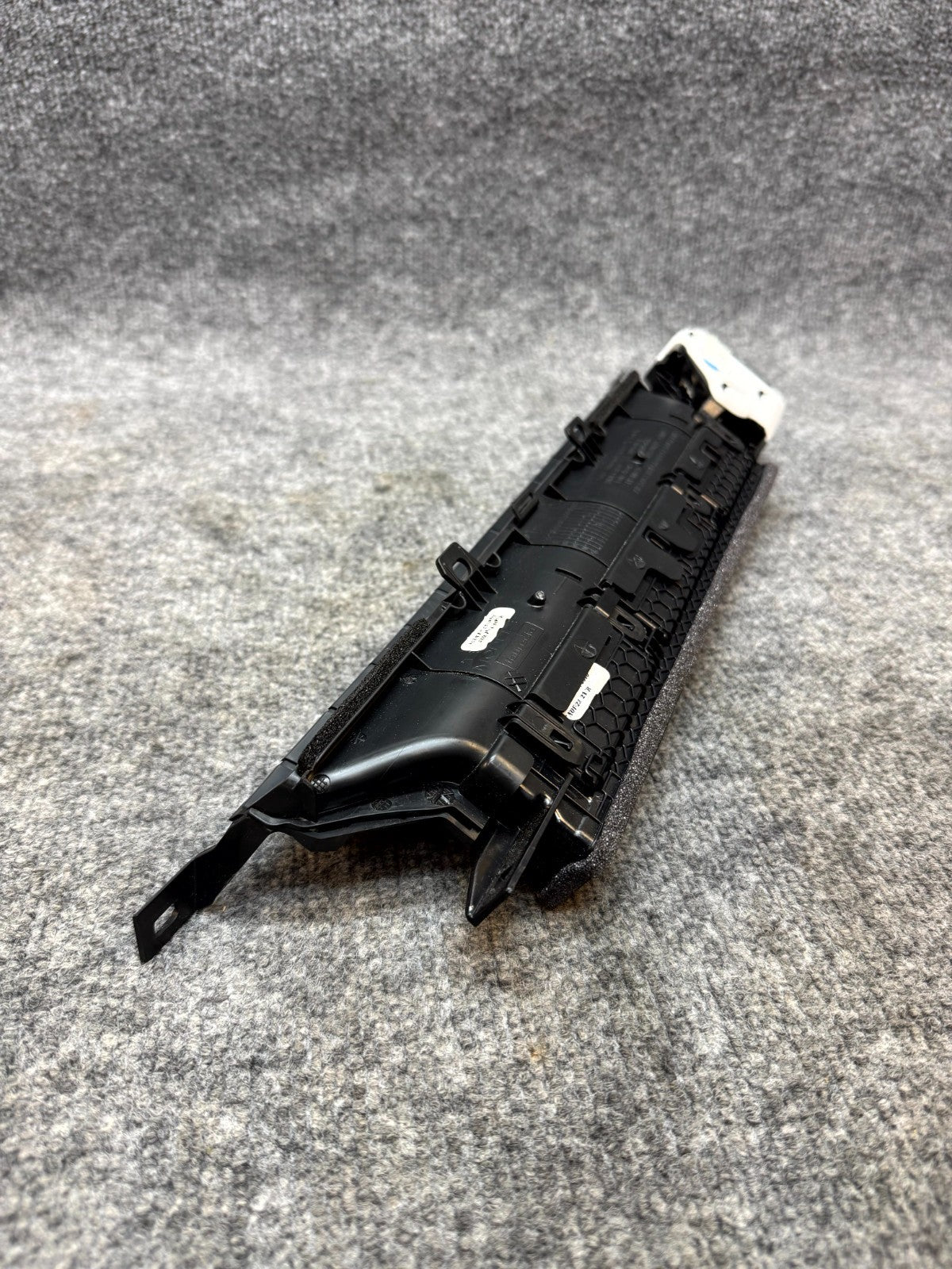 2017–2023 TESLA MODEL 3 FRONT RIGHT AIR VENT GRILLE COVER TRIM OEM, 1083325-00-G
