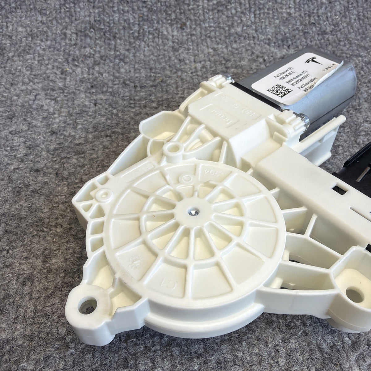 2020 - 2024 TESLA MODEL Y FRONT LEFT DOOR WINDOW REGULATOR MOTOR OEM E73120103