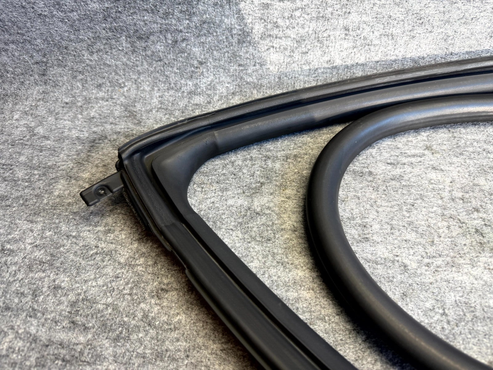 ♦️12-20 TESLA MODEL S FRONT LEFT DOOR WINDOW WEATHERSTRIP SEAL OEM, 1038405-00-A