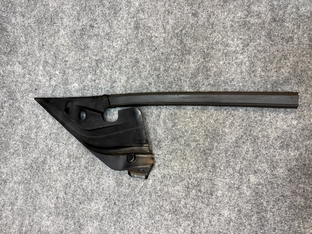 2020-2024 TESLA MODEL Y FRONT RIGHT SIDE RUN WEATHERSTRIP SEAL OEM, 1500067-00-C