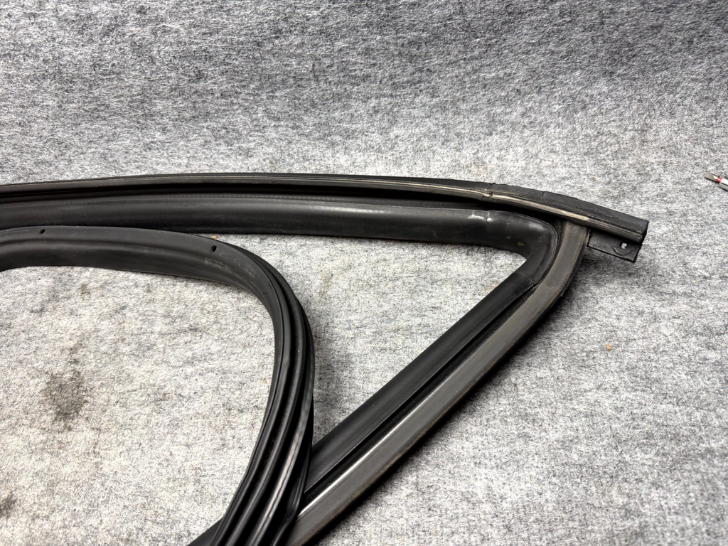 ♦️2017 - 2023 TESLA MODEL 3 FRONT LEFT BODY SEAL WEATHERSTRIP OEM, 1090510-00-O