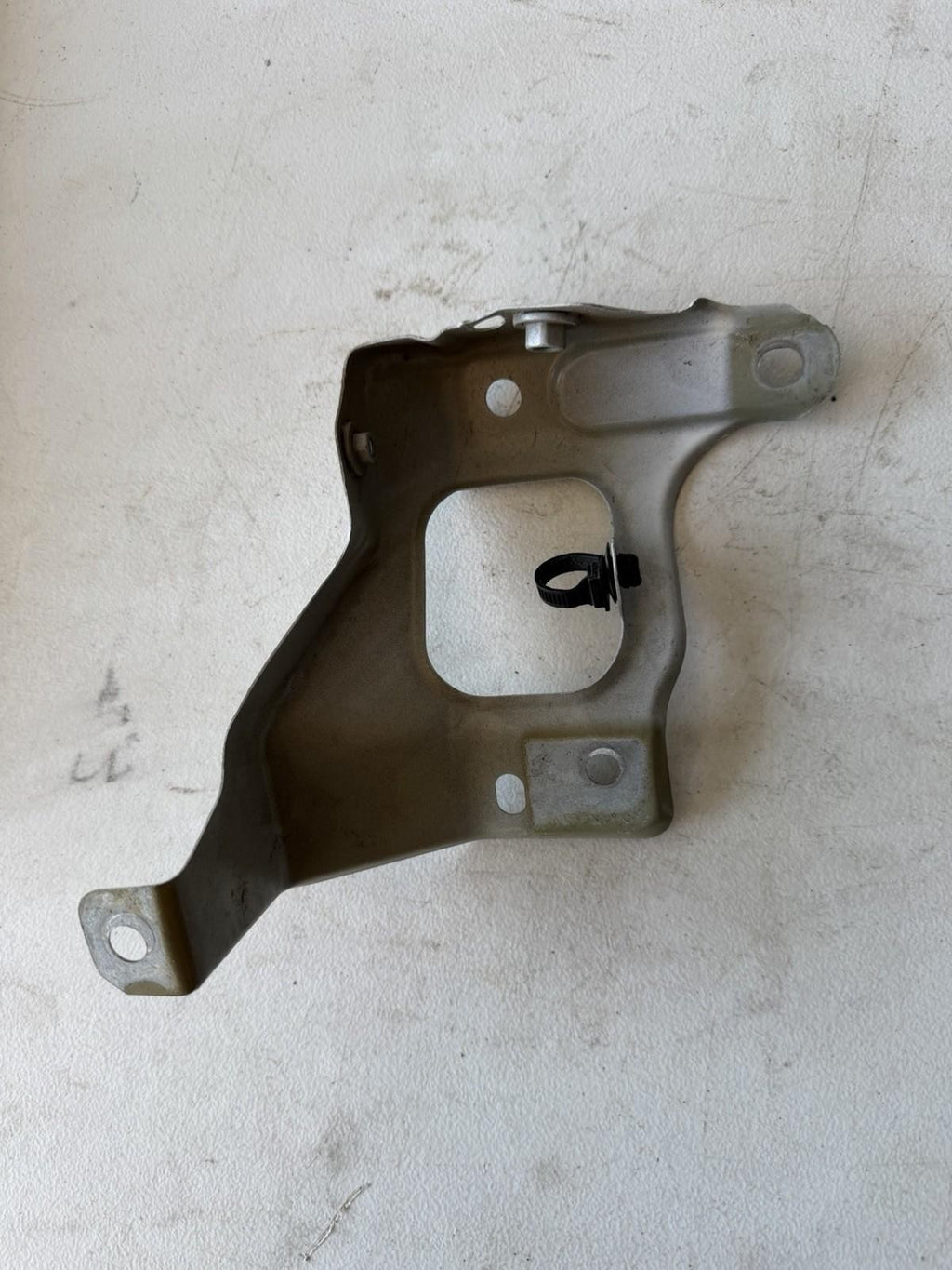 ♦️17-23 TESLA MODEL 3 UPPER RIGHT SIDE FENDER SUPPORT BRACKET OEM, 1086016-00-D