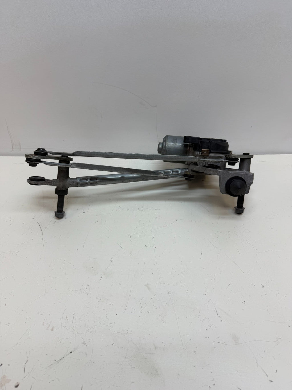 20 - 24 TESLA MODEL Y WINDSHIELD WIPER TRANSMISSION LINKAGE & MOTOR 1490242-00-A