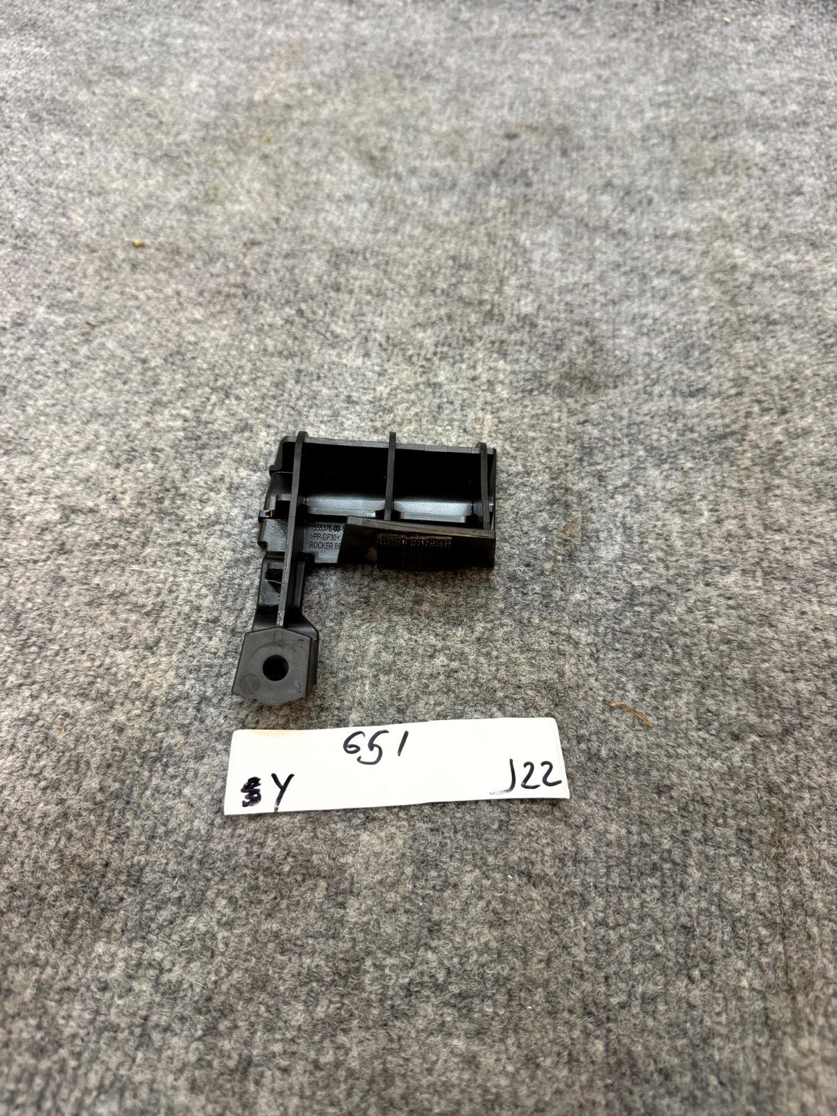 2020-2024 TESLA MODEL Y LEFT SIDE ROCKER PANEL BRACKET CLIP OEM, 1555376-00-C