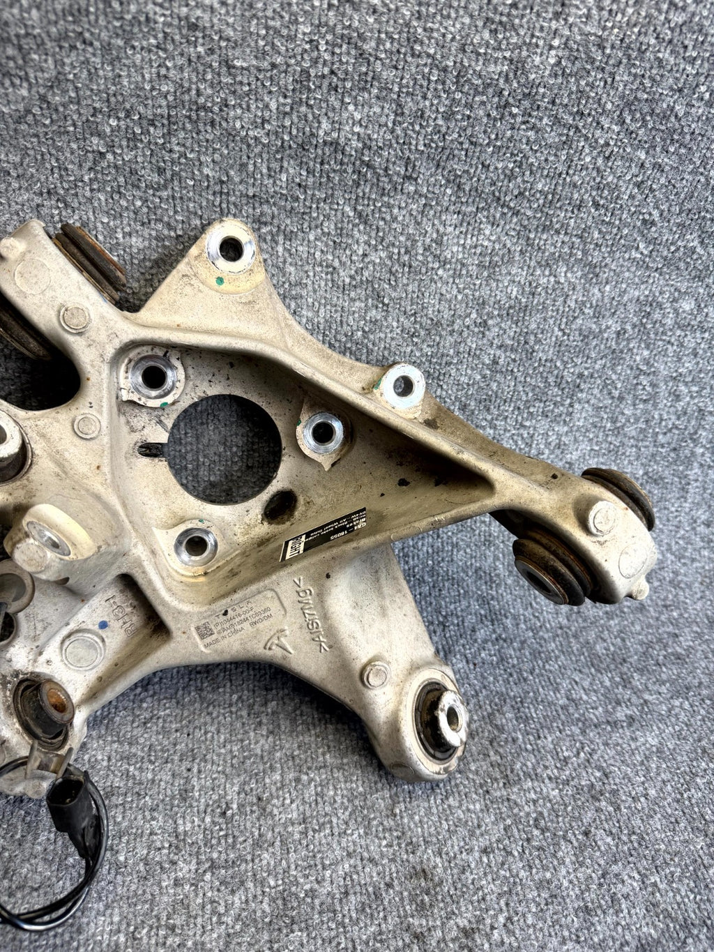 2017 – 2023 TESLA MODEL 3 REAR RIGHT SIDE SPINDLE KNUCKLE OEM, 1044416-00-F