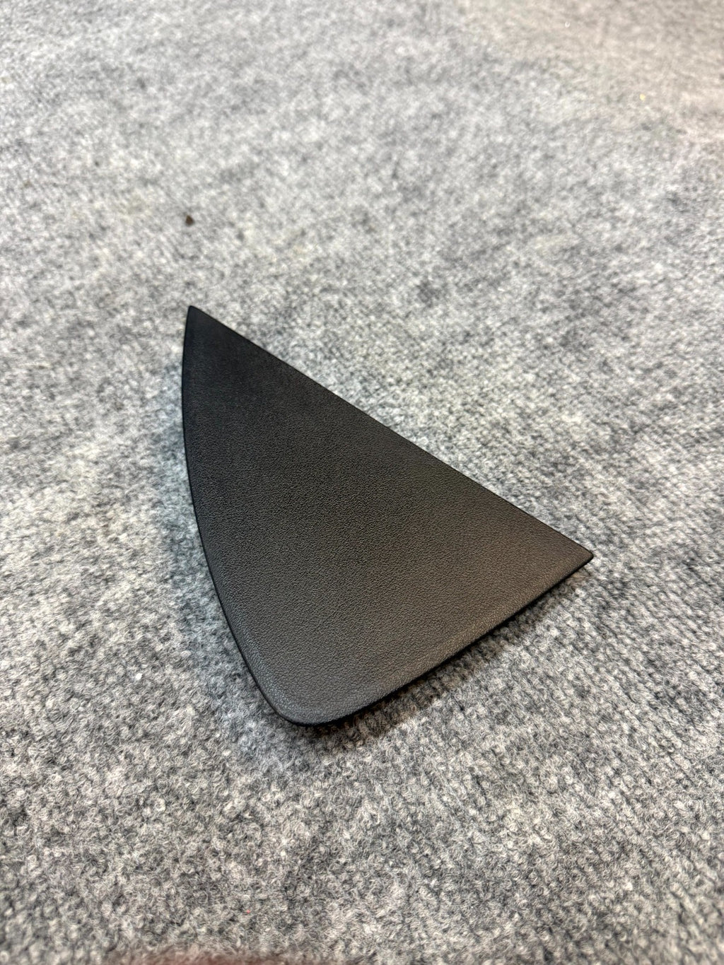 2020 - 2024 TESLA MODEL Y DASH LEFT SIDE END CAP TRIM COVER OEM, 1083361-00-D