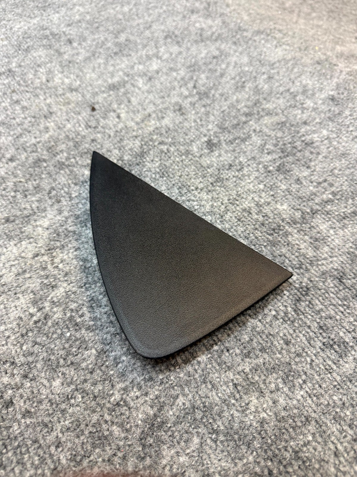 2020 - 2024 TESLA MODEL Y DASH LEFT SIDE END CAP TRIM COVER OEM, 1083361-00-D