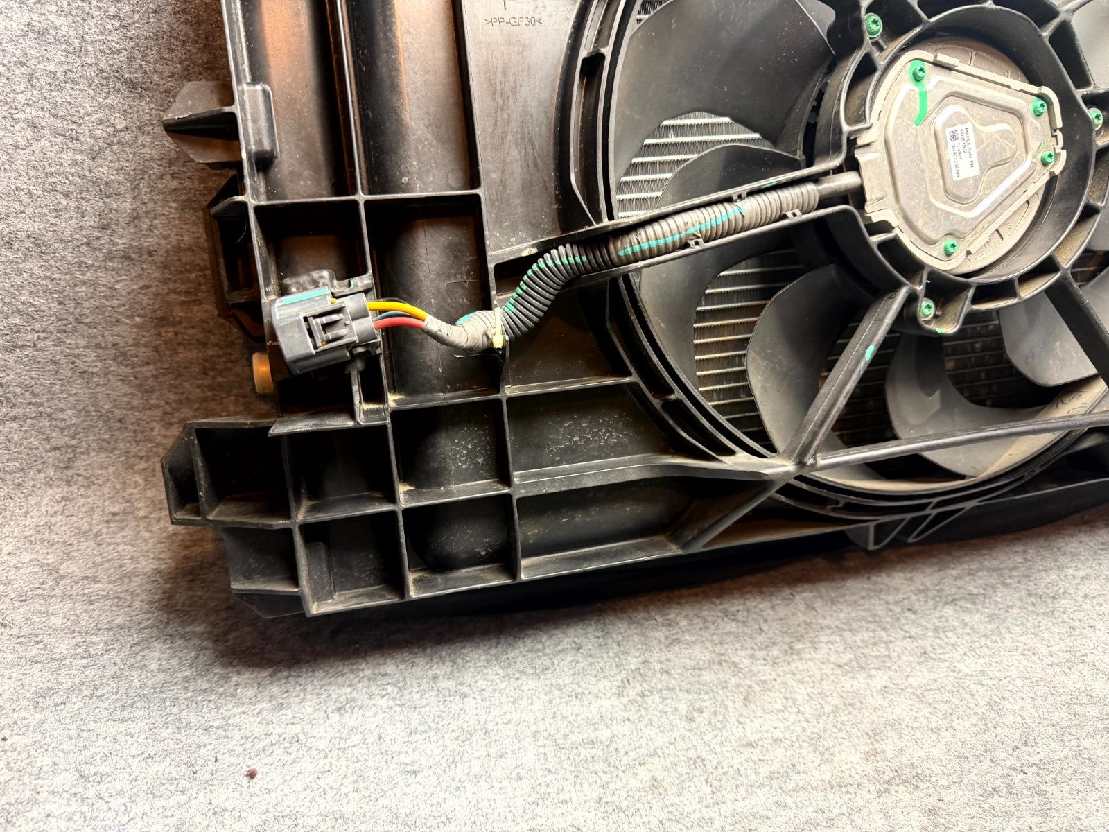 ♦️17 - 23 TESLA MODEL 3 FRONT RADIATOR AIR GRILL SHUTTER ASSY OEM, 1076732-00-H