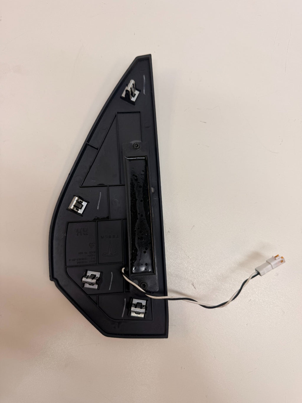 12-20 TESLA MODEL S FRONT RIGHT SIDE DASHBOARD COVER WITH SENSOR 1028362-00-A
