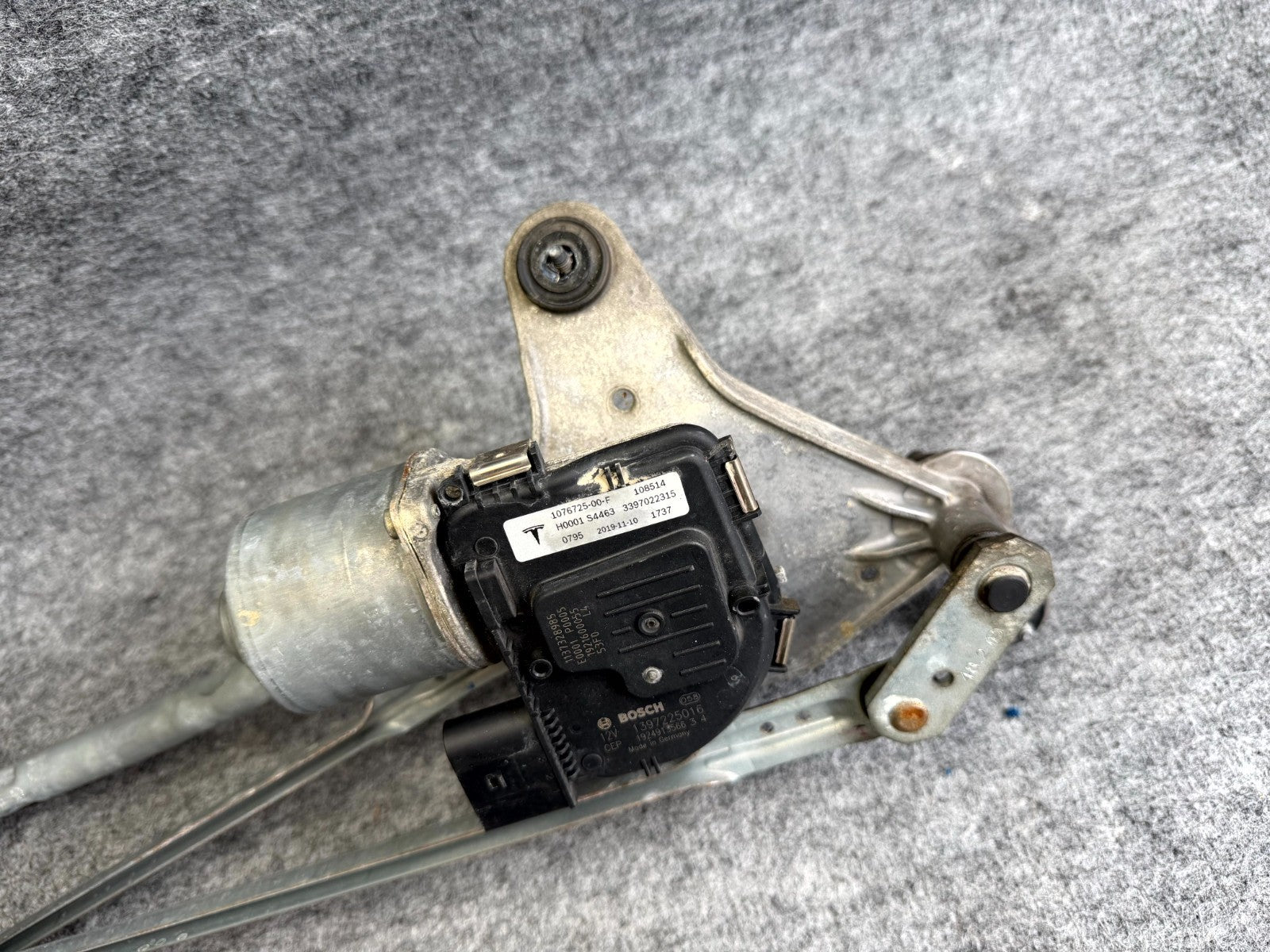 ♦️2017-2023 TESLA MODEL 3 FRONT WINDSHIELD WIPER MOTOR LINKAGE OEM, 1076725-00-F