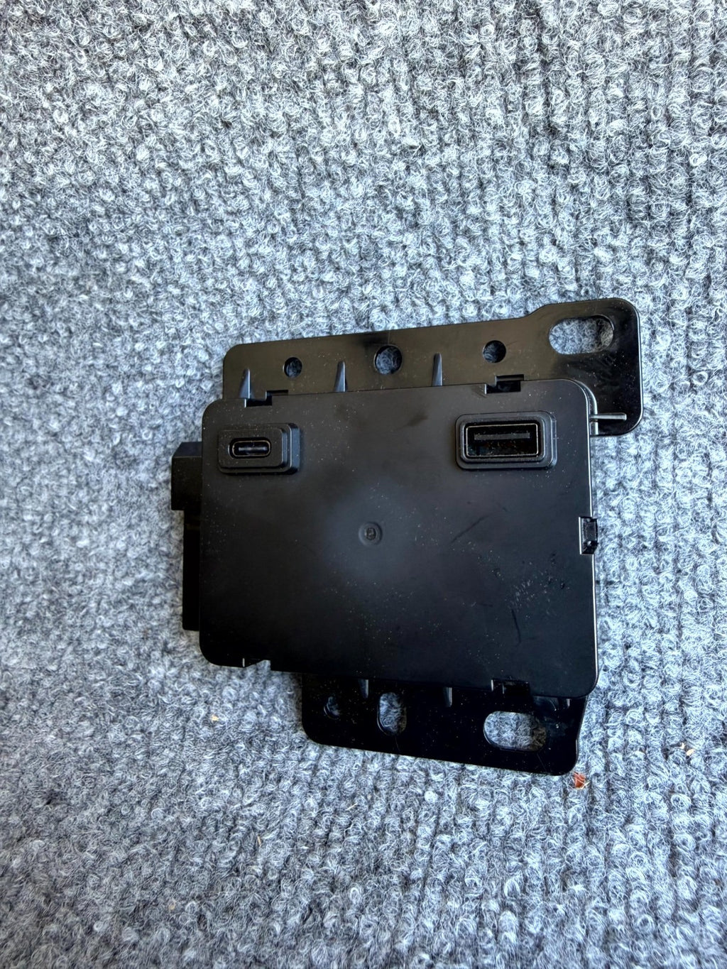 2017 - 2024 TESLA MODEL 3/Y CENTER CONSOLE USB HUB MODULE OEM, 1522264-00-B