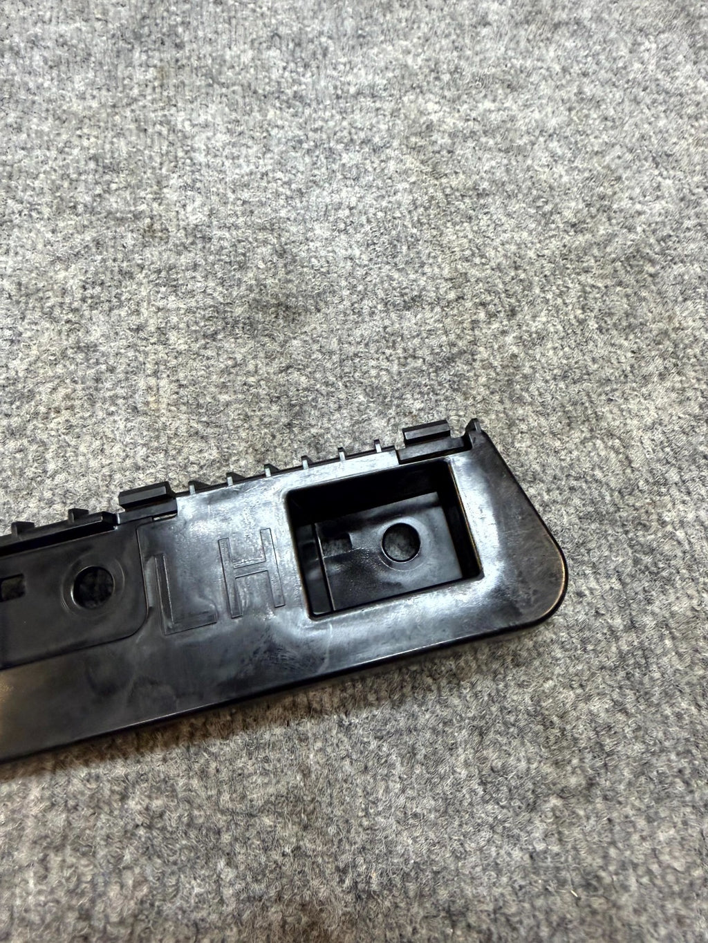 2017-2023 TESLA MODEL 3 LEFT SIDE TAILLIGHT TAIL LIGHT BRACKET OEM, 1083992-00-D