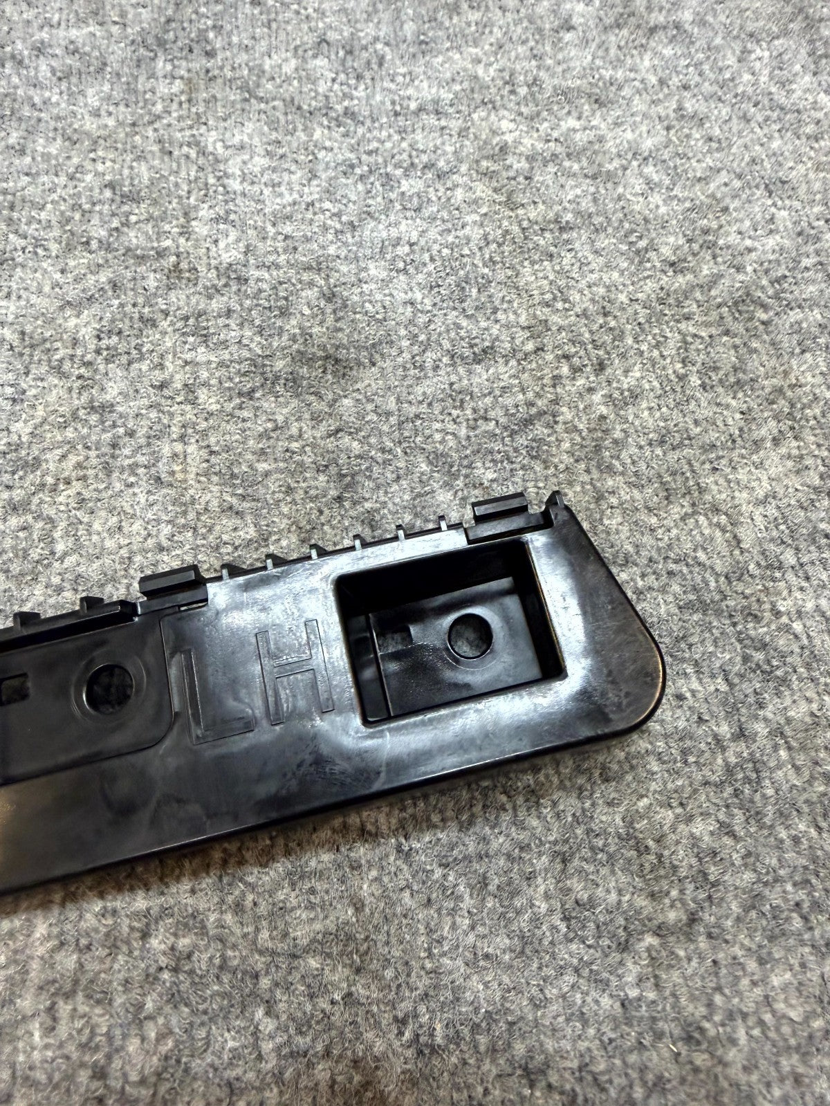 2017-2023 TESLA MODEL 3 LEFT SIDE TAILLIGHT TAIL LIGHT BRACKET OEM, 1083992-00-D