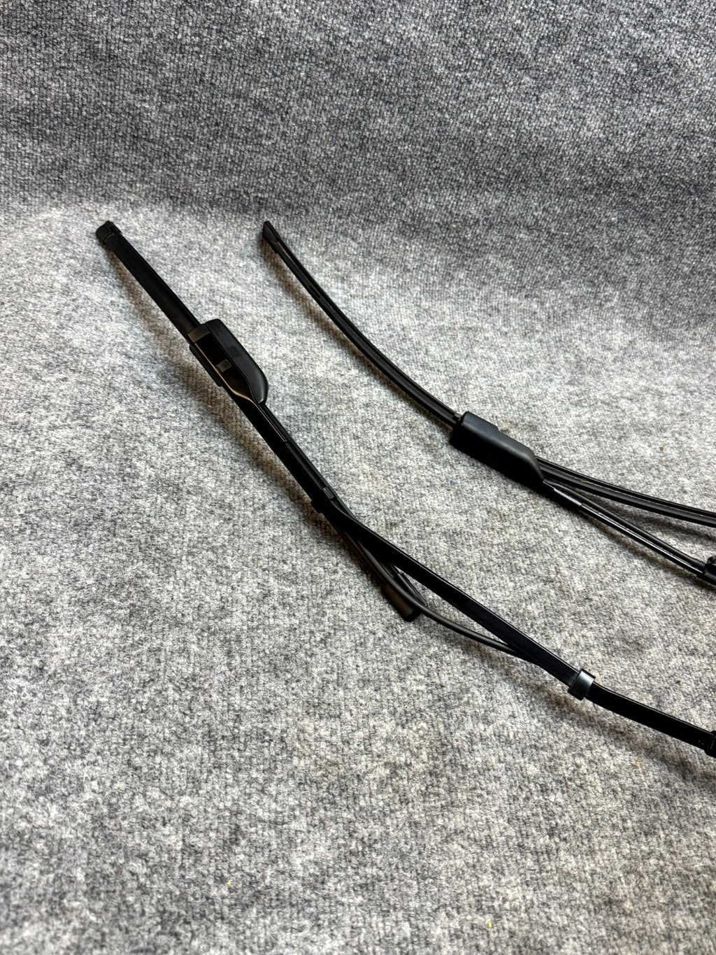 2020-2024 TESLA MODEL Y FRONT LEFT WINDSHIELD WIPER ARM BLADE OEM, 1658942-00-A