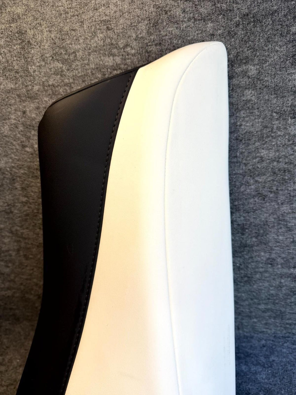 ♦️17-23 TESLA MODEL 3 REAR RIGHT 2ND ROW SEAT BOLSTER COVER OEM, 1096031-02-I