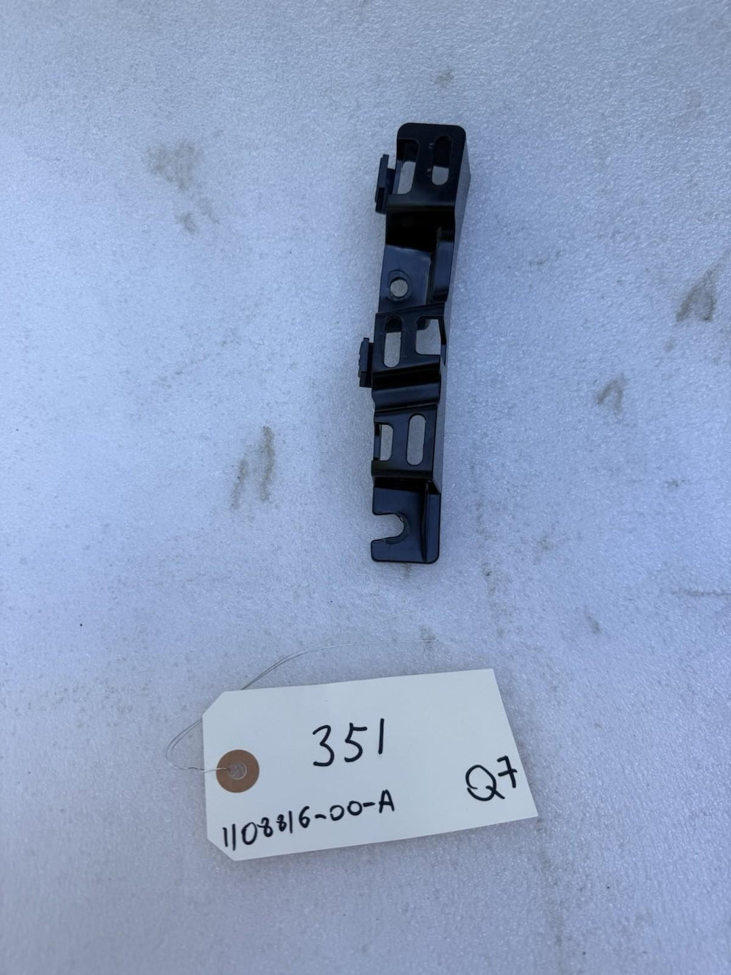 ♦️16 -23 TESLA MODEL X LEFT SIDE B PILLAR MIDDLE SUPPORT BRACKET OEM, 1108816-00