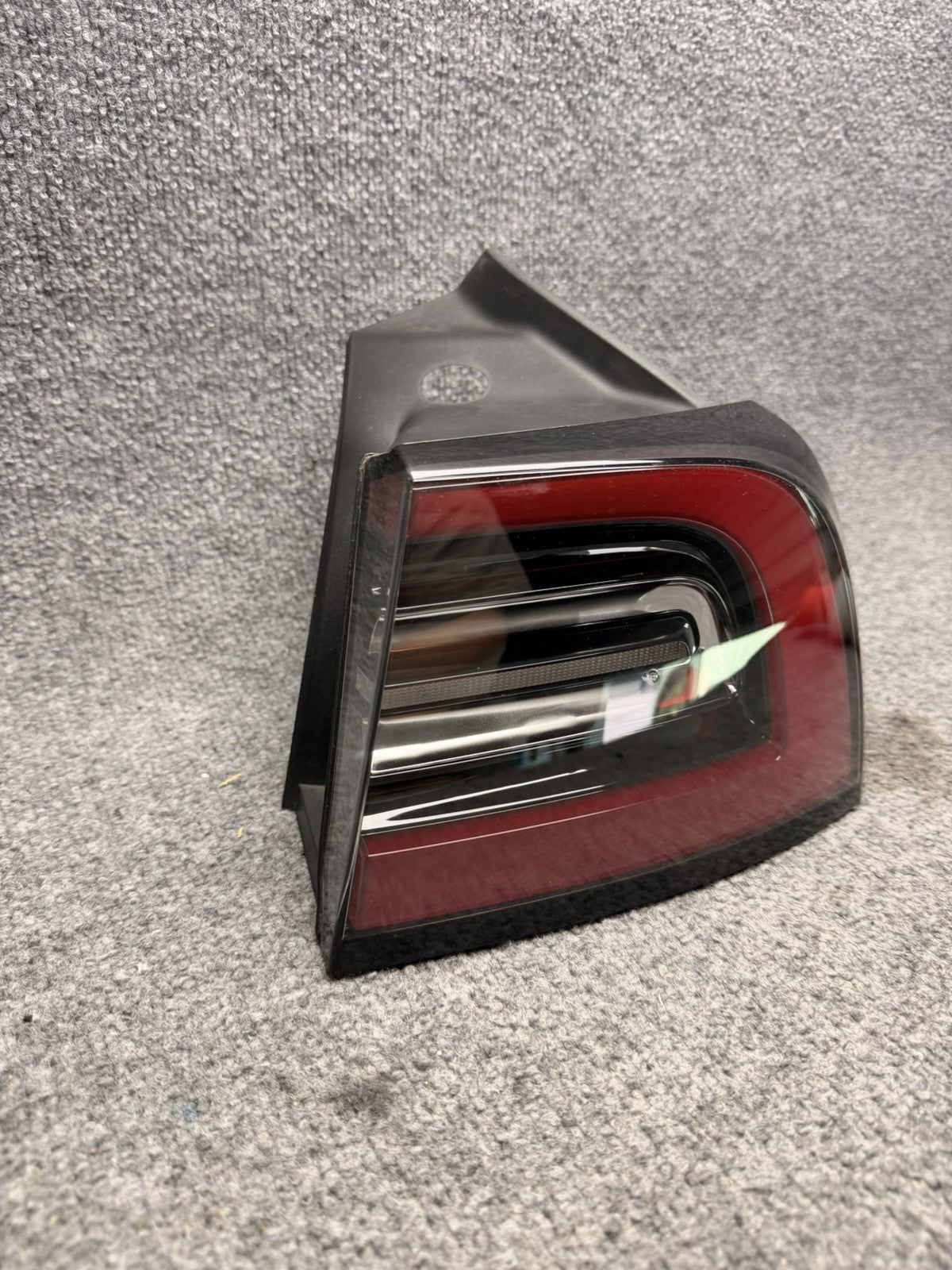 2021-2024 TESLA MODEL 3/Y RIGHT SIDE  TAIL LIGHT USED OEM (1502087-00-D) 4 Pin