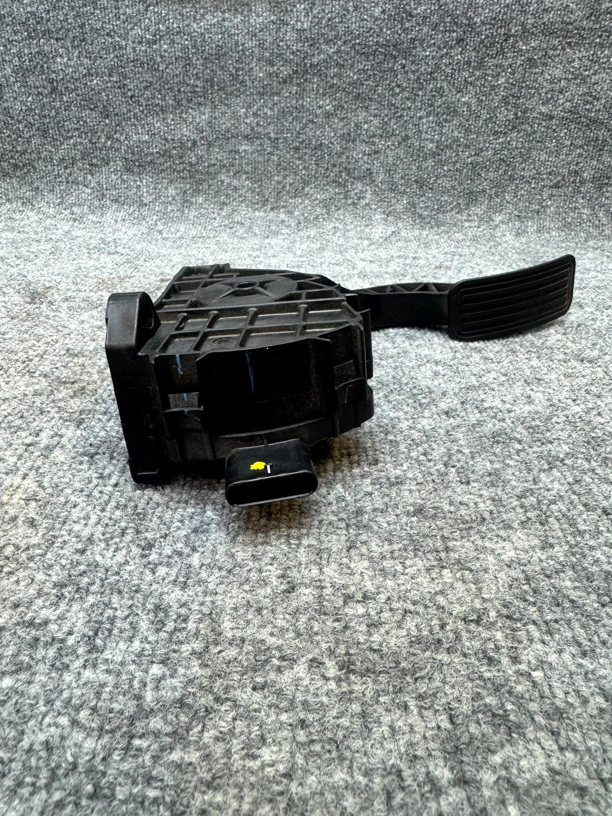 2017 - 2023 TESLA MODEL 3 GAS PEDAL ACCELERATOR THROTTLE SENSOR OEM