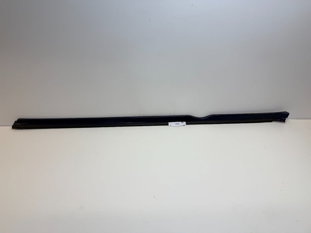 12-20 Tesla Model S Right Pasenger Rocker Panel Scuff Plate Molding 1012217-00-G