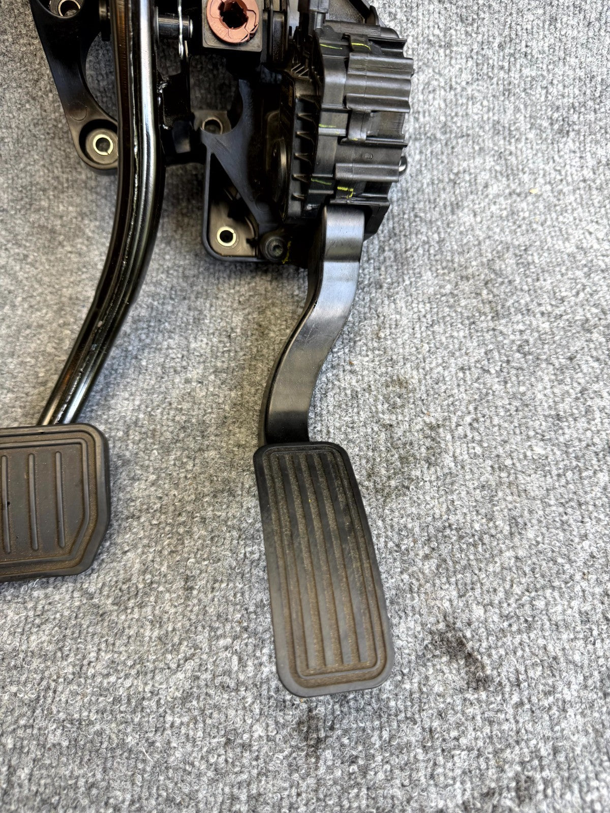 2017-2023 TESLA MODEL 3 ACCELERATOR & BRAKE PEDAL SET ASSEMBLY OEM, 1044691-00-D