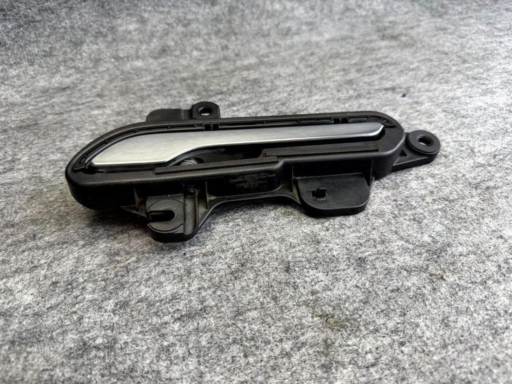 ♦️17 - 23 TESLA MODEL 3 FRONT / REAR LEFT EXTERIOR DOOR HANDLE OEM, 1081831-00-J