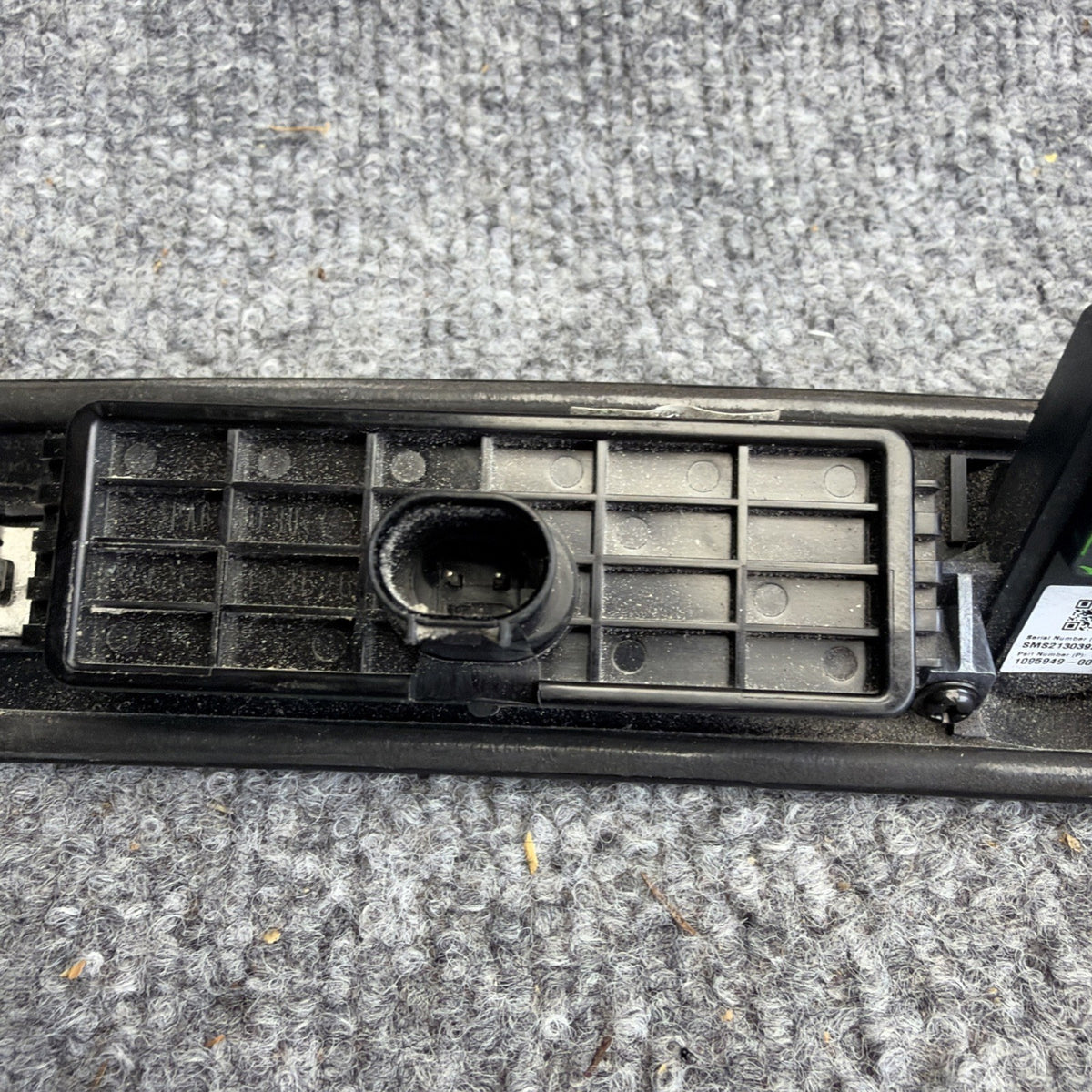 2020 - 2024 TESLA MODEL Y REAR LIFTGATE RELEASE HANDLE W/ CAMERA OEM 109594900E