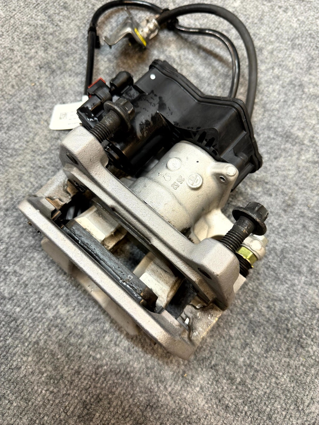 2020 - 2024 TESLA MODEL Y REAR BRAKE CALIPER WITH BREAK LINE OEM, 1044625-00-B