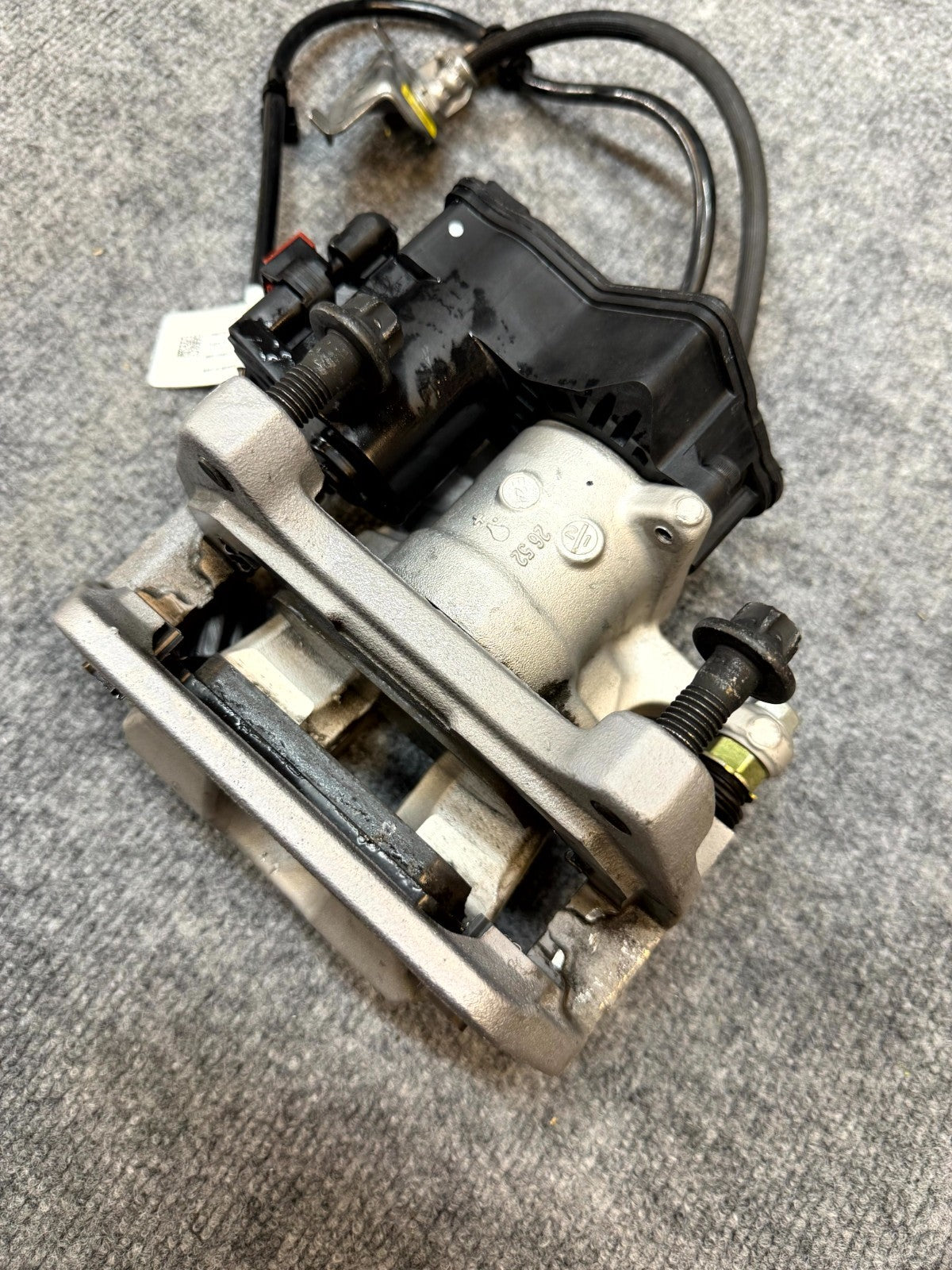 2020 - 2024 TESLA MODEL Y REAR BRAKE CALIPER WITH BREAK LINE OEM, 1044625-00-B
