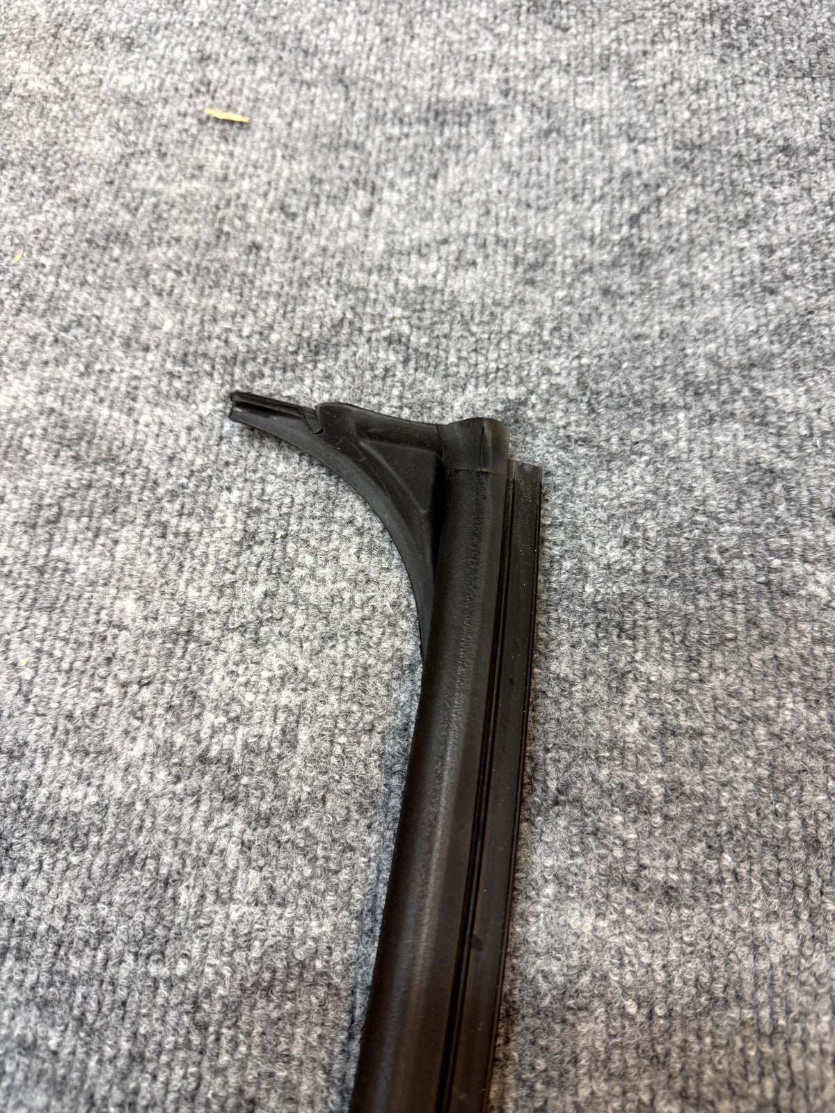 2020 - 2024 TESLA MODEL Y REAR LEFT SIDE DOOR SEAL WEATHERSTRIP OEM 1497715-00-D