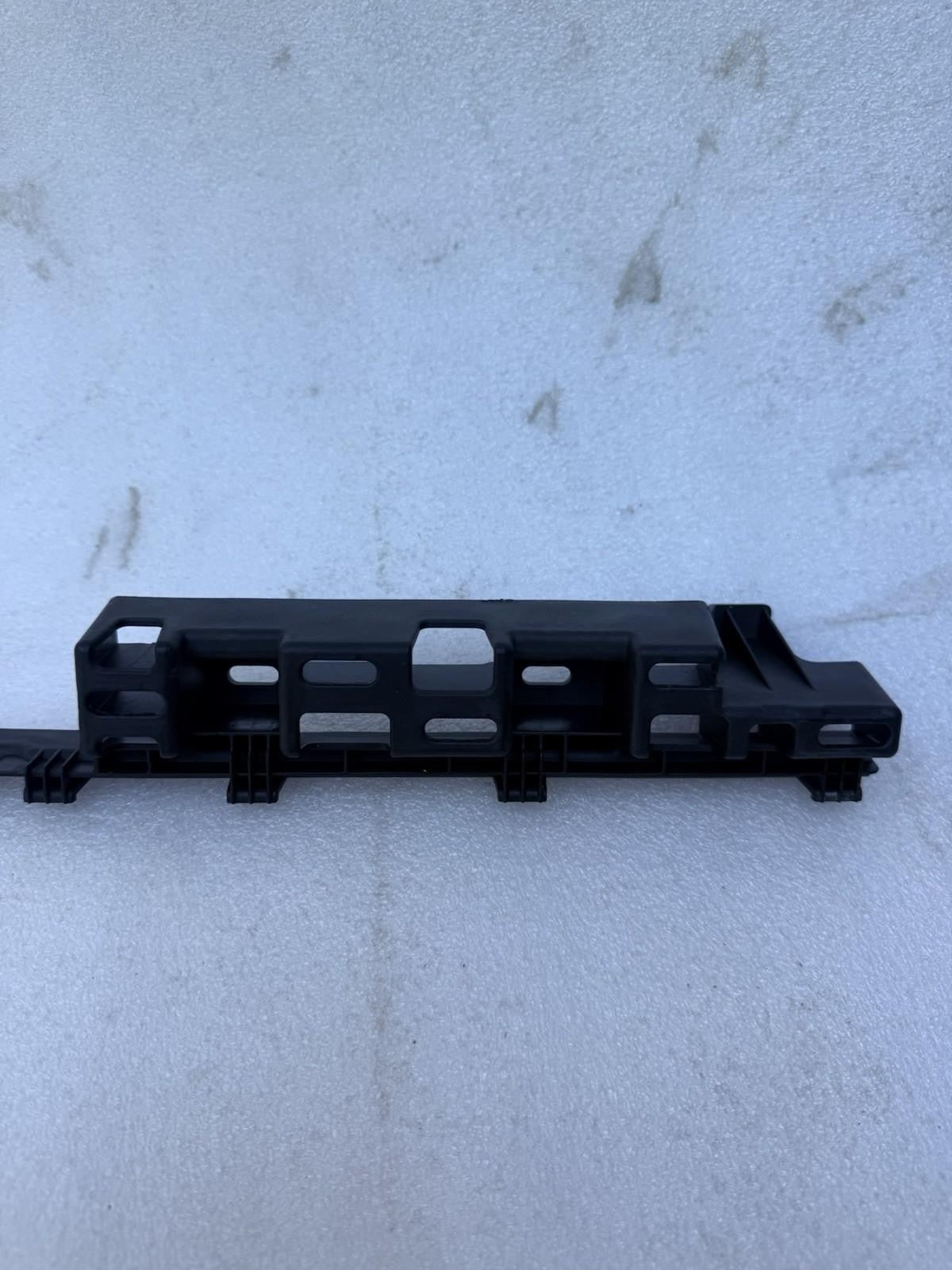 ♦️16 - 20 TESLA MODEL X REAR RIGHT SIDE DOOR LATCH LOWER BRACKET OEM, 105372600B