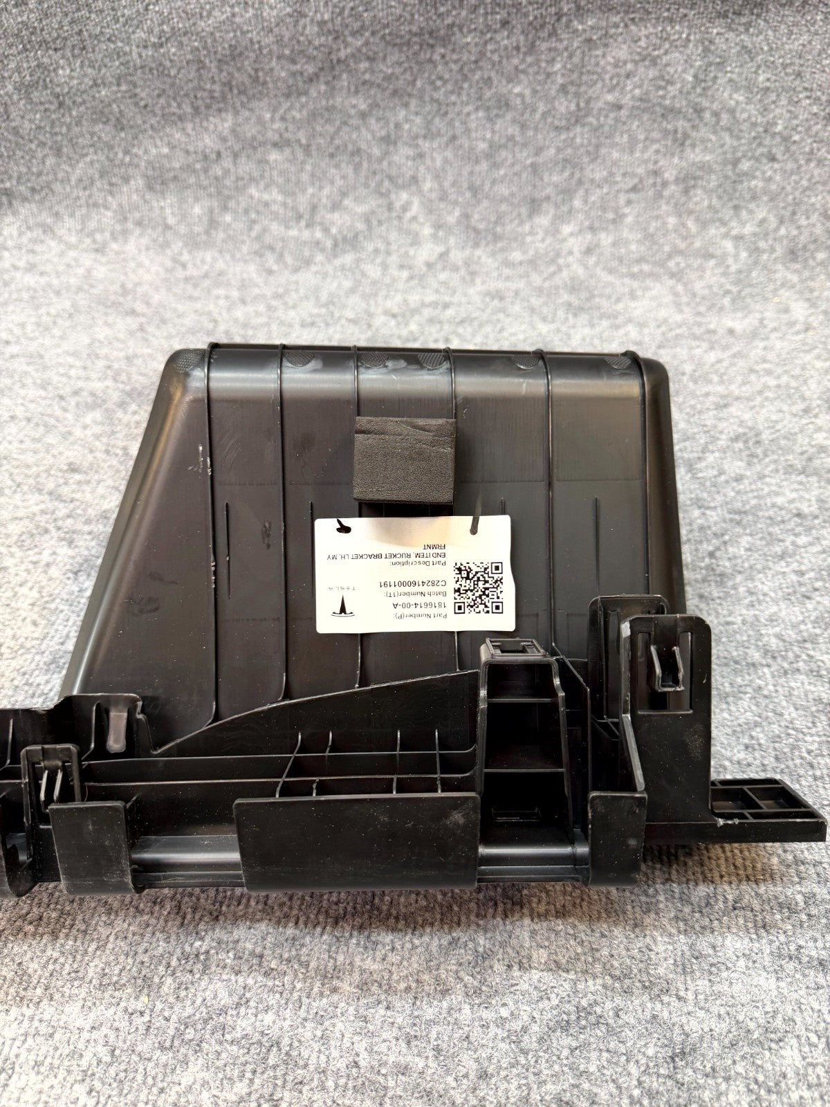 2020 - 2024 TESLA MODEL Y REAR LEFT SIDE TRUNK RUCKET BRACKET OEM, 1816614-00-A