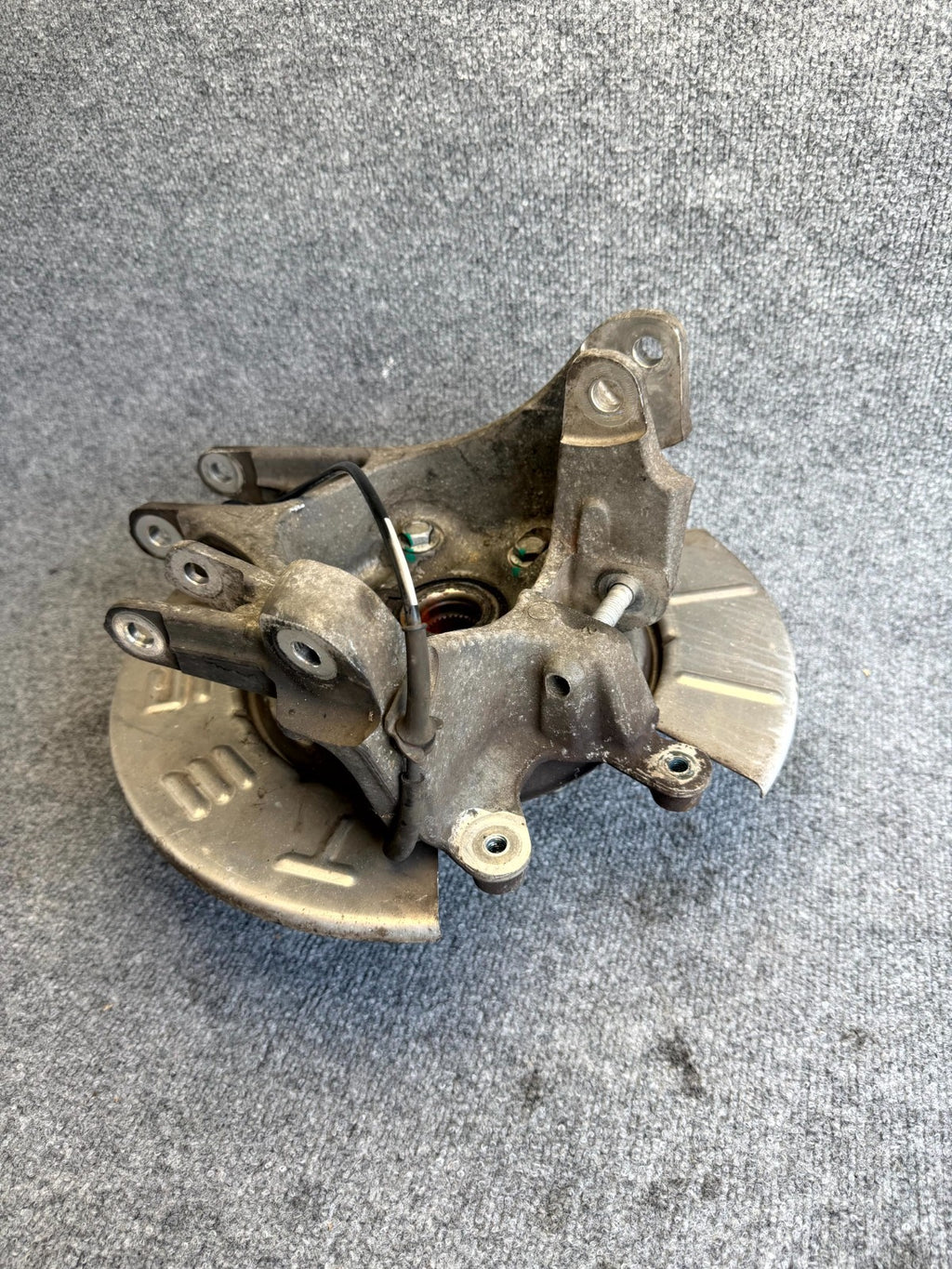 12–16 TESLA MODEL S REAR LEFT SPINDLE KNUCKLE HUB W/ DUST SHIELD OEM, 600643200A