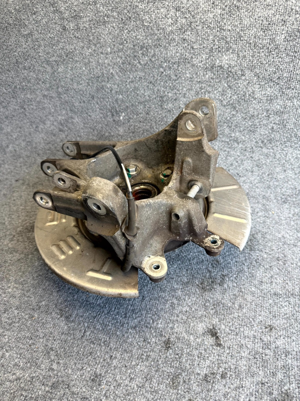 12–16 TESLA MODEL S REAR LEFT SPINDLE KNUCKLE HUB W/ DUST SHIELD OEM, 600643200A