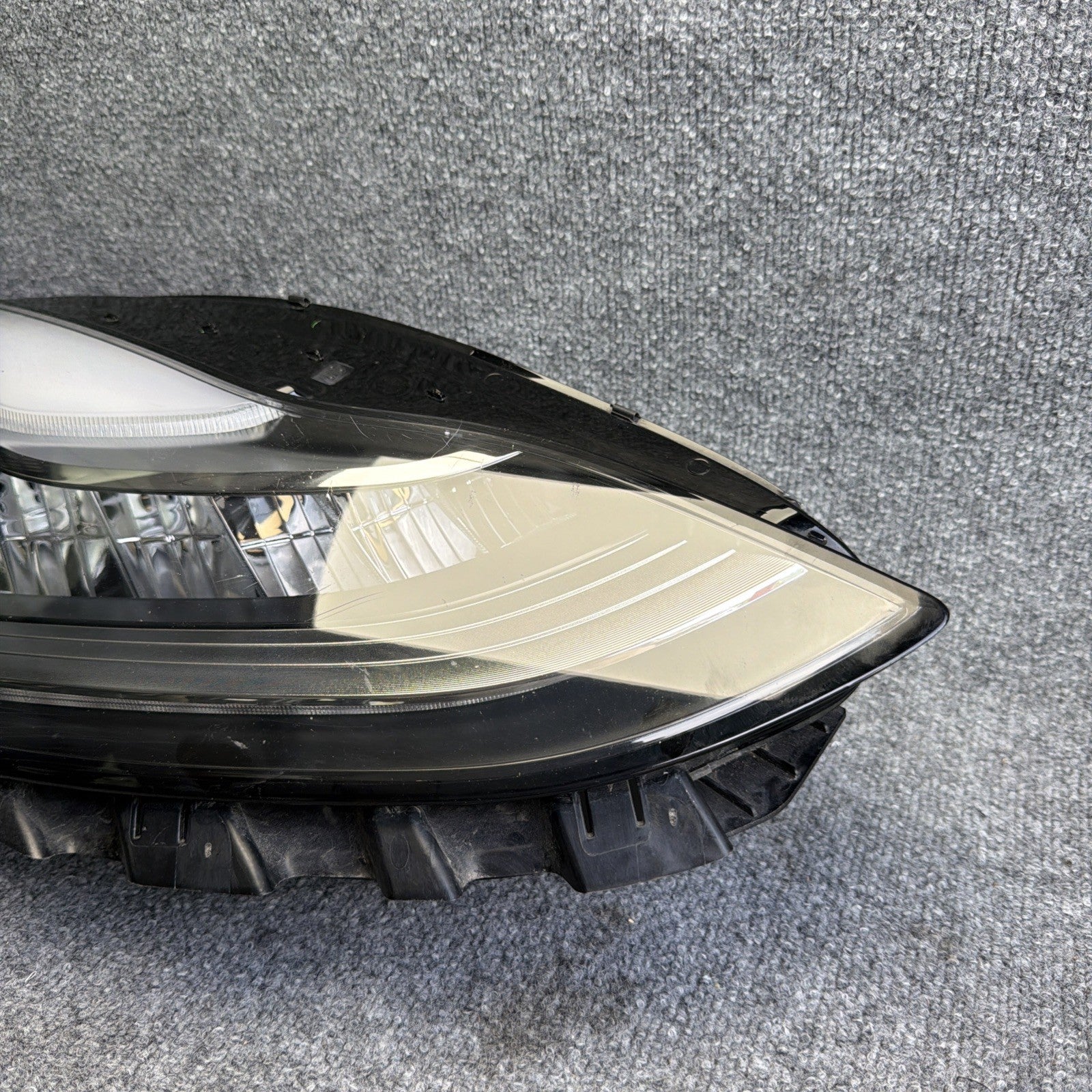 2017-2020 TESLA MODEL 3-Y HEADLIGHT RIGHT PASSENGER  1077372-00-L LED OEM