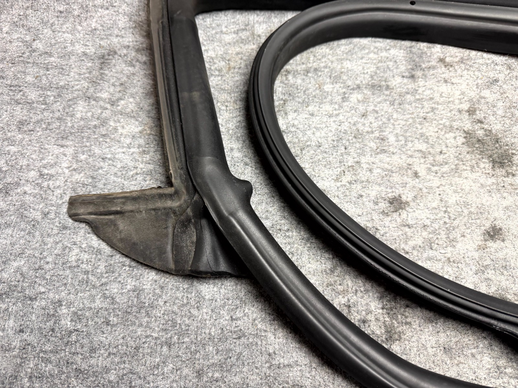 ♦️2017 - 2023 TESLA MODEL 3 FRONT LEFT BODY SEAL WEATHERSTRIP OEM, 1090510-00-O