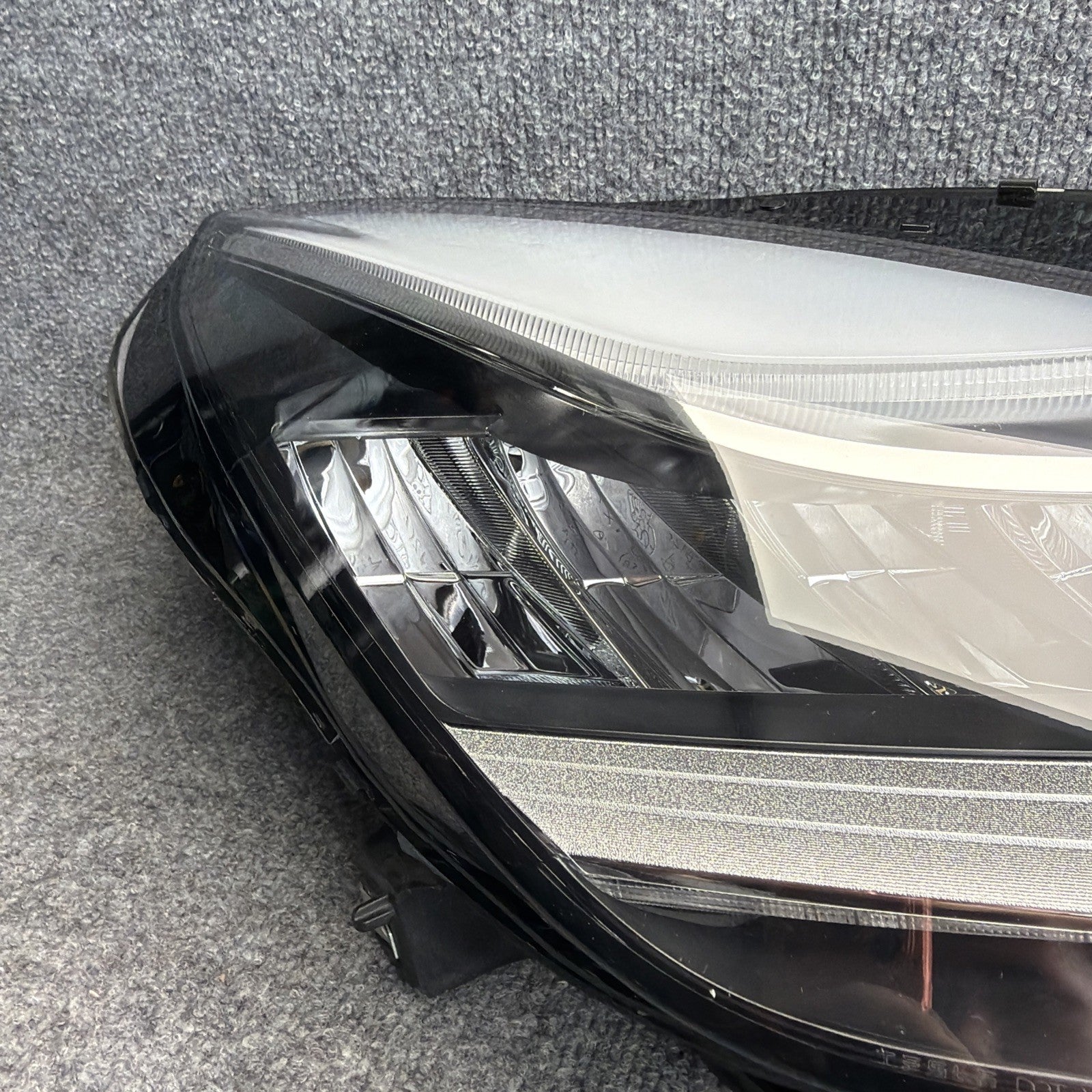 10-22 Tesla Model 3-Y Headlamp Assembly Up-Level Right Hand 2085750-00-A OEM