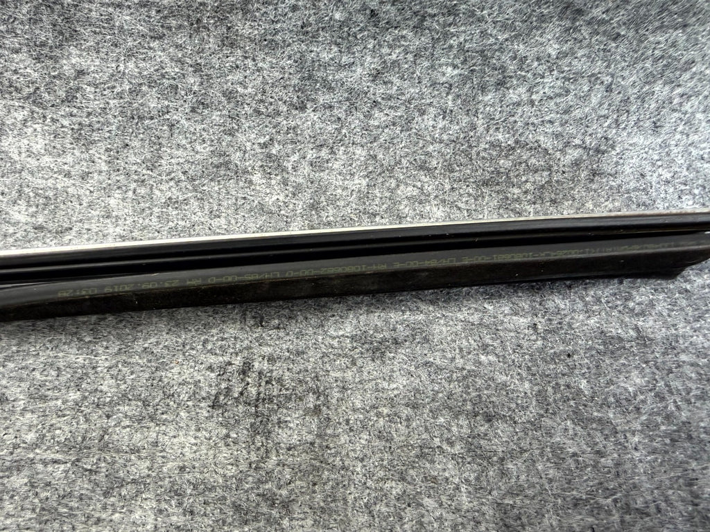 ♦️17–23 TESLA MODEL 3 FRONT RIGHT SIDE DOOR MOLDING TRIM STRIP OEM, 1080682-00-F