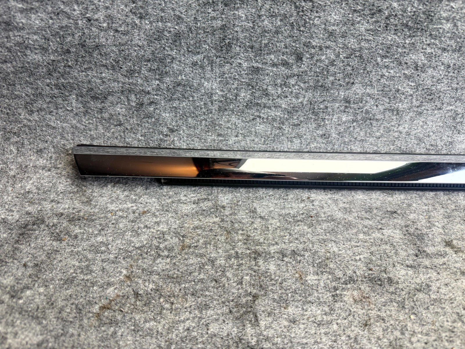 ♦️12-20 TESLA MODEL S FRONT RIGHT SIDE DOOR WINDOW MOLDING TRIM OEM 1038394-00-A