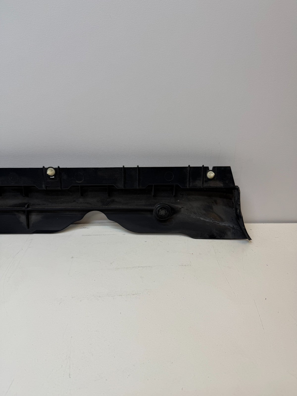 2020-24 TESLA MODEL Y RIGHT SIDE SKIRT ROCKER PANEL MOLDING CARRIER BRACKET