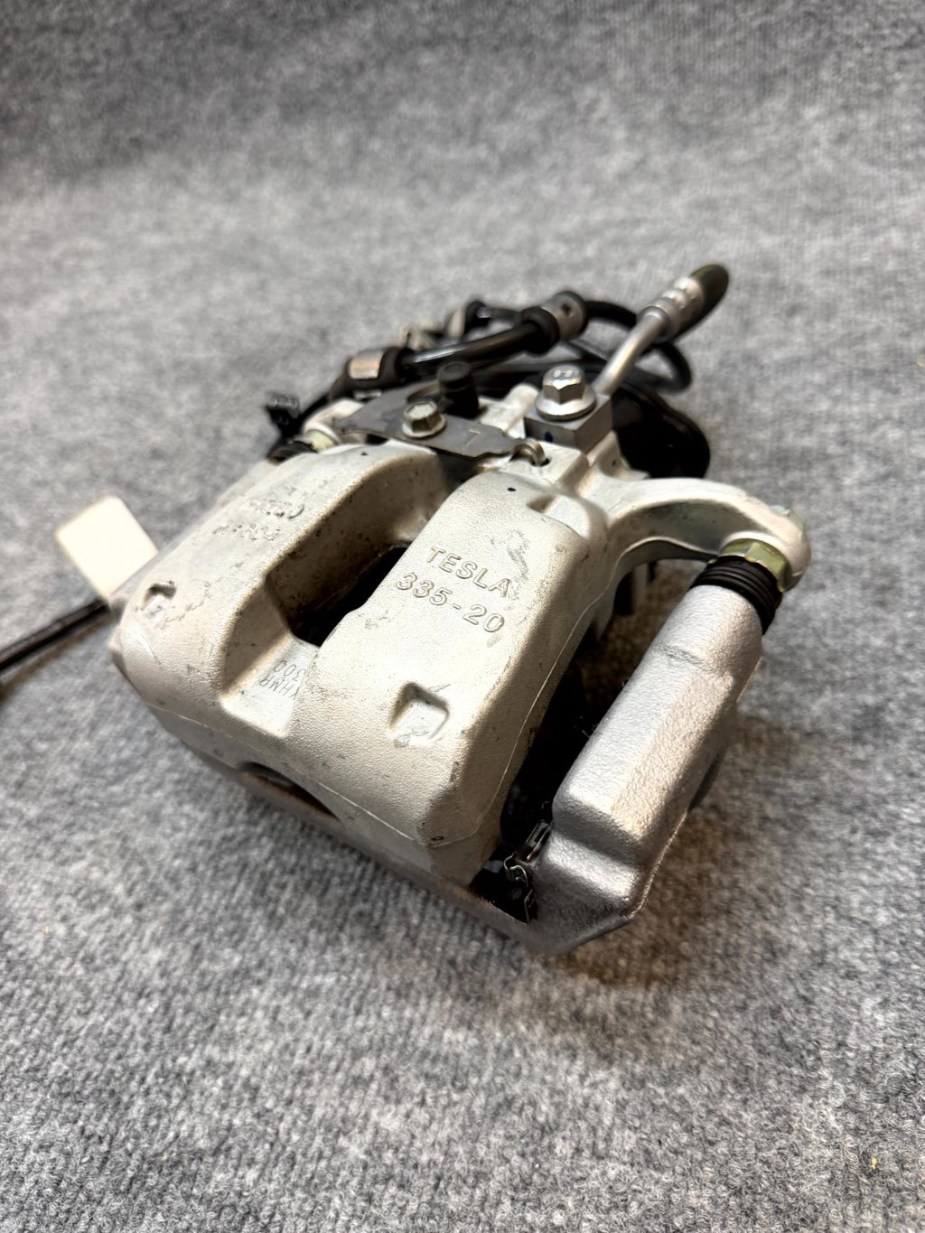 2020 - 2024 TESLA MODEL Y REAR BRAKE CALIPER WITH BREAK LINE OEM, 1044625-00-B