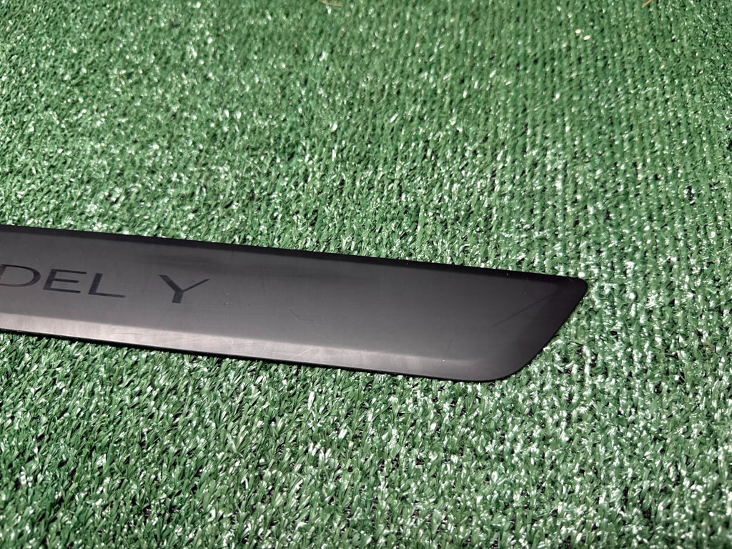 ♦️2020-2024 TESLA MODEL Y FRONT RIGHT DOOR SILL SCUFF PLATE TRIM OEM, 1494301-00