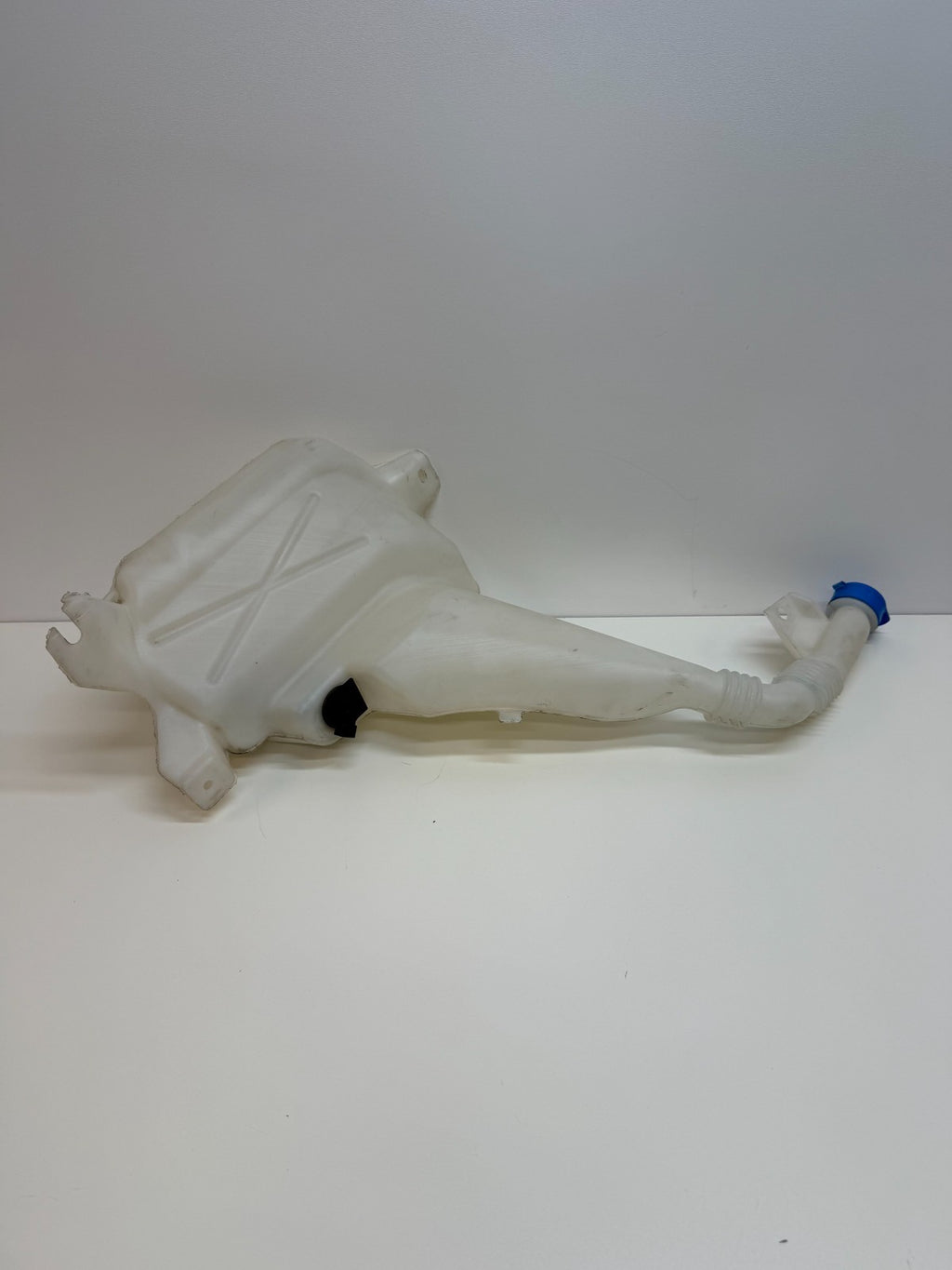 2012-2016 TESLA MODEL S FRONT WINDSHIELD WASHER RESERVOIR TANK 1005400-00-B