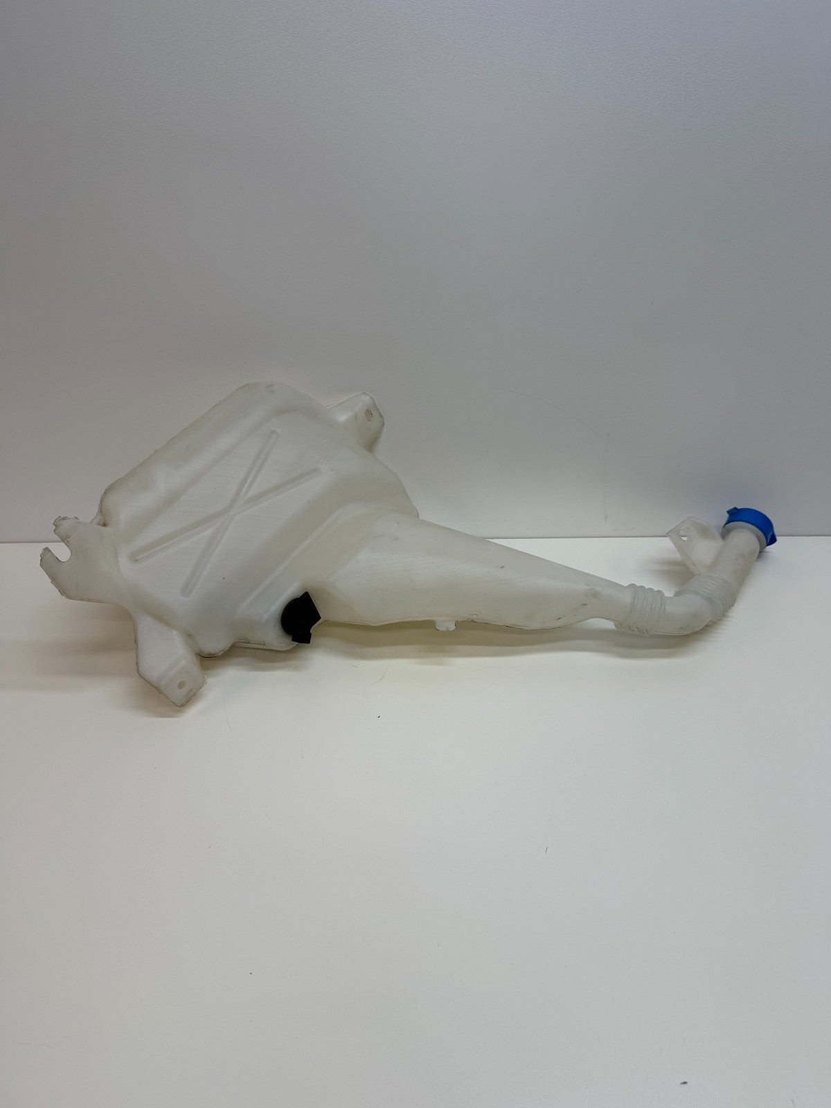 2012-2016 TESLA MODEL S FRONT WINDSHIELD WASHER RESERVOIR TANK 1005400-00-B